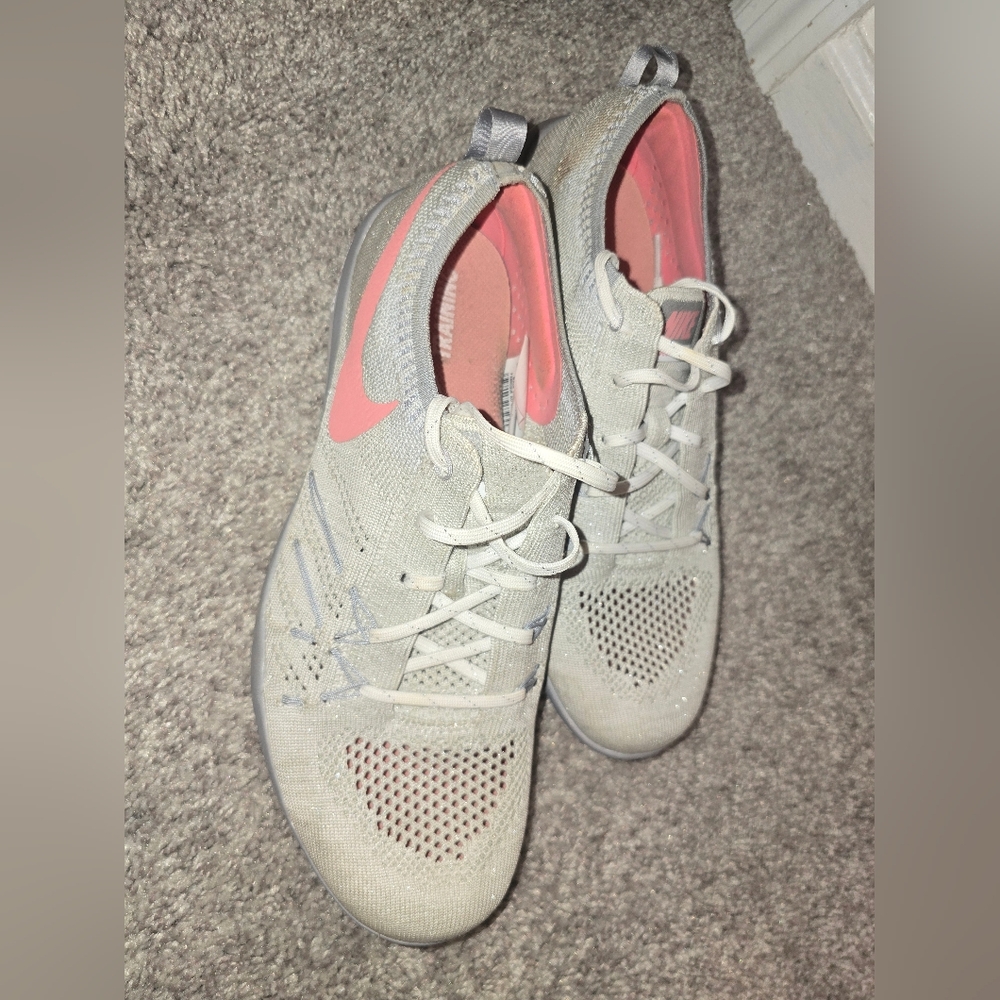 Nike Women's Athletic Shoes in Gray and Pink